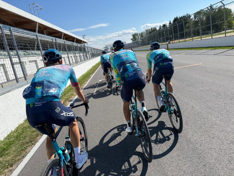 Getting a professional leadout from the Astana team on the start/finish straight
